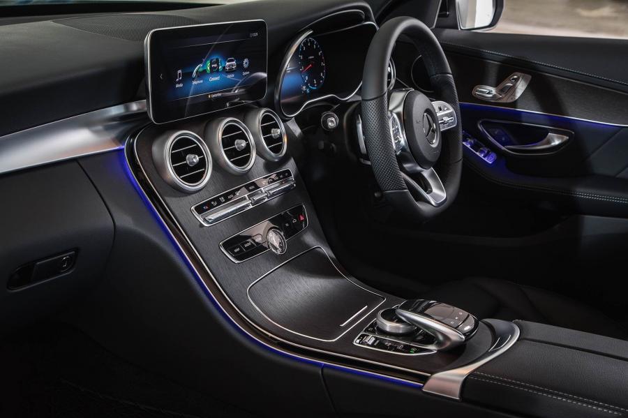 Интерьер Mercedes-Benz C200 AMG Line (W205) 2020 года  (MY) (фото 11 из 18)